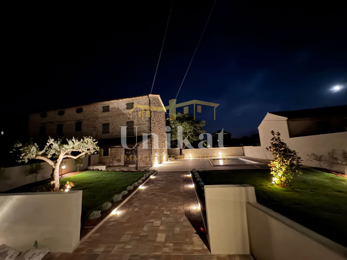 Renovirana kamnita hiša s bazenom